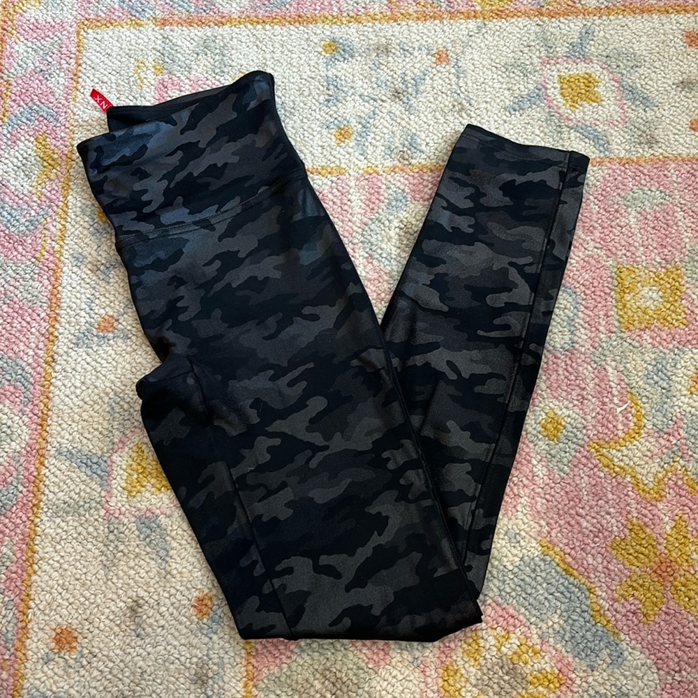 Spanx Faux Leather Leggings Matte Black Camo Size S